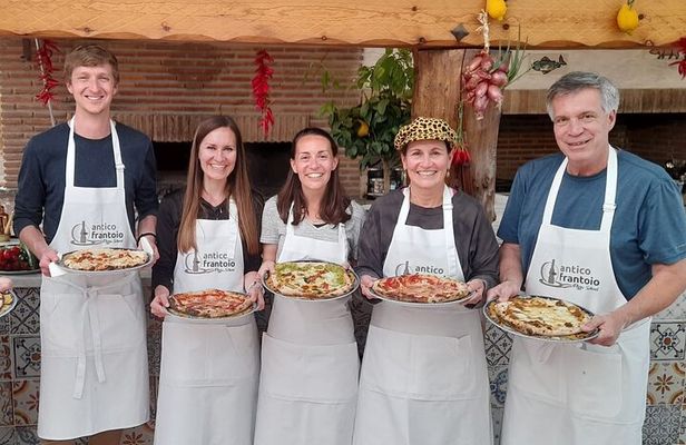 Sorrento Pizza Making Class with Local Pizzaiolo Hands on 100%