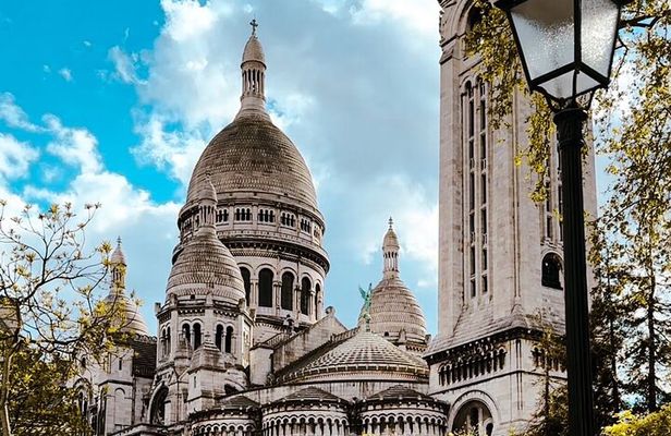  Walking Tour in Montmartre with a guide