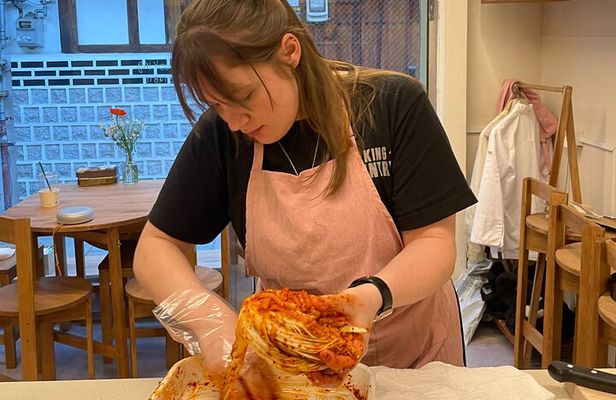 Kimchi class with Chef Hakyung near Gyeongbokgung place