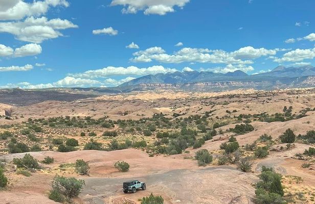 Hell’s Revenge Private 4x4 Guided Jeep Experience in Moab