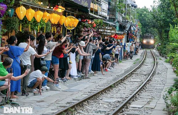 Hanoi Walking Street Food Tour with Train Street
