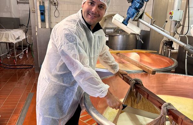 Small-Group Parma Food Tour: Parmigiano, Prosciutto & Castle