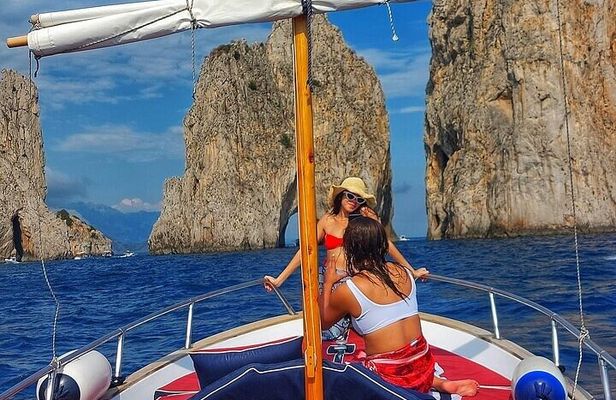 Private boat tour along the coast of Capri : 2 hours of beauty