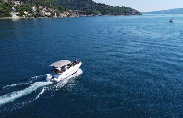 Private Speedboat Tour in Lux Marina and Secluded Beach 4H