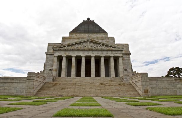 Half-Day Private Melbourne Tour: Highlights, laneways & beaches