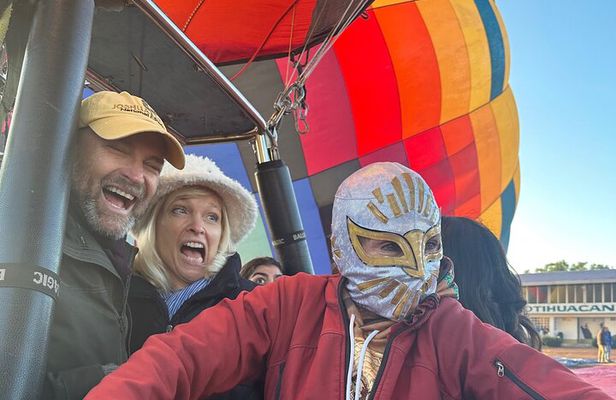 Hot air Balloon ride in Teotihuacan & breakfast in Cave