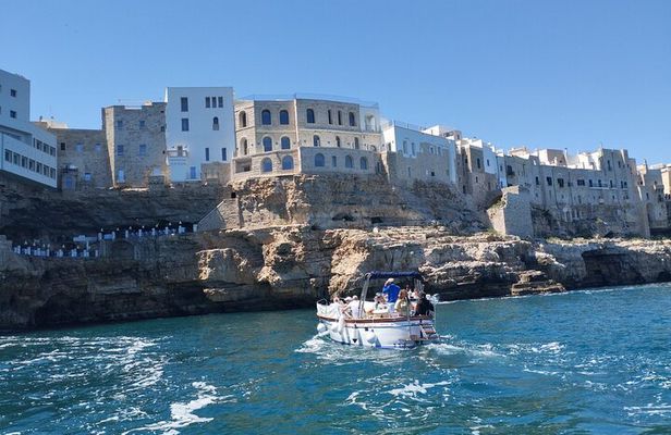 Monopoli Shared tour by Gozzo boat to the Polignano caves