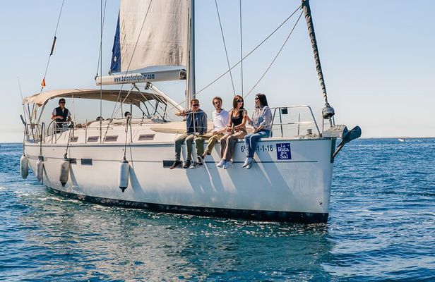 Barcelona: 1 hour sailing experience with drinks and snacks