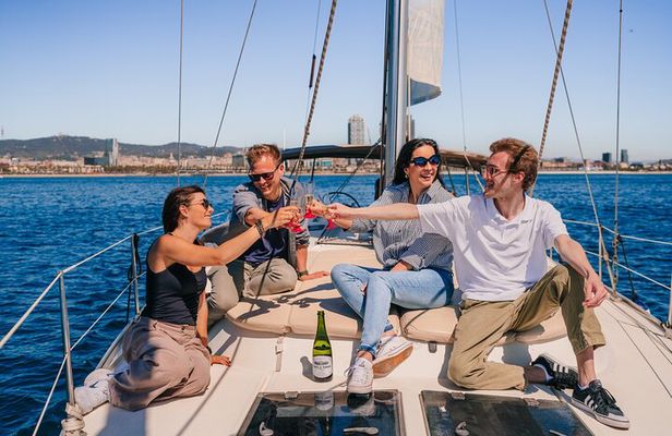 2 hours shared sailing excursion in Barcelona with aperitif