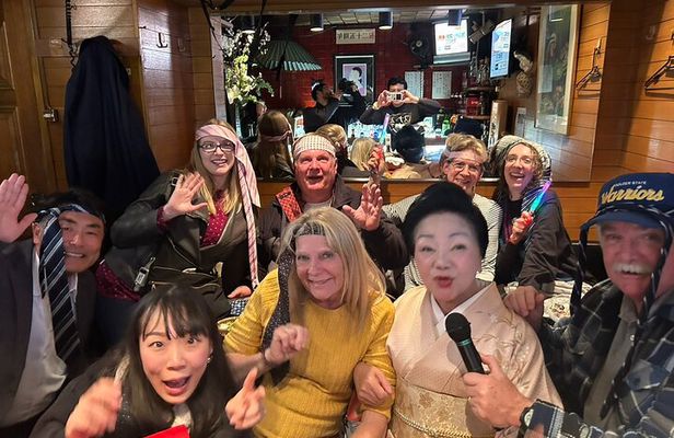 Night Tour in Tokyo Shimbashi with Snack Bar Drinks & Local Guide