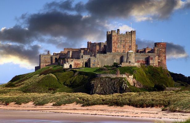 Edinburgh: Bamburgh, Northumberland & Alnwick Winter Adventure
