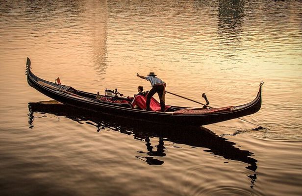 Hamburg: Public ride with an original Venetian gondola