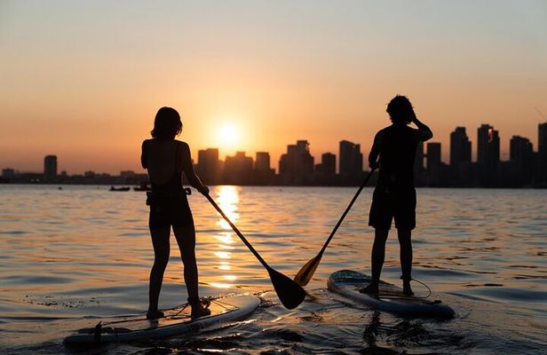 Group Intro to SUP in Toronto Island, Canada