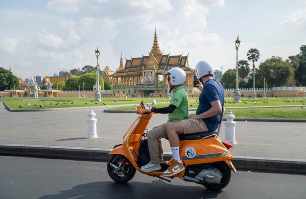 Phnom Penh City Tour & Street Art By Vespa