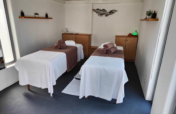 Akrotiri: Departure Day Spa Package w Pool Access, Wine & Fruits