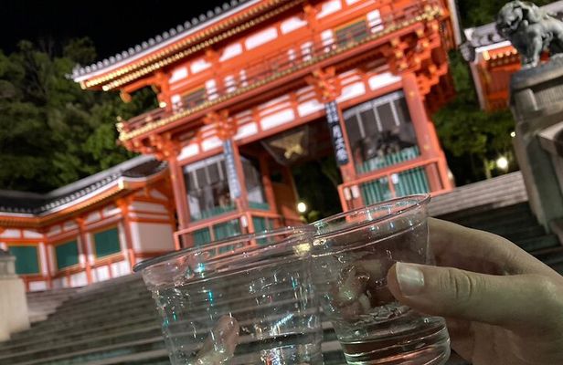 Small Group Walking Tour in Gion at Night with Sake in Hand