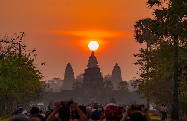 Private Angkor Wat Sunrise Guide Tour include Breakfast and Snack
