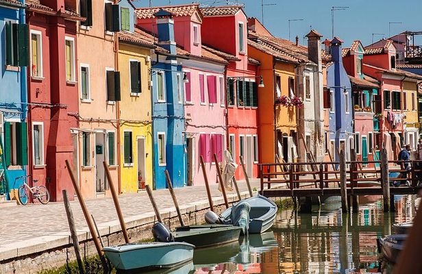 Enjoy an unforgettable tour of Murano, Burano and Torcello.