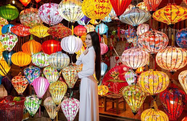 Explore Hoi An Heritage : River boat with Lantern Release