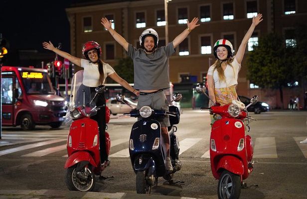 Vespa Scooter Night Tour in Rome with Professional Photographer