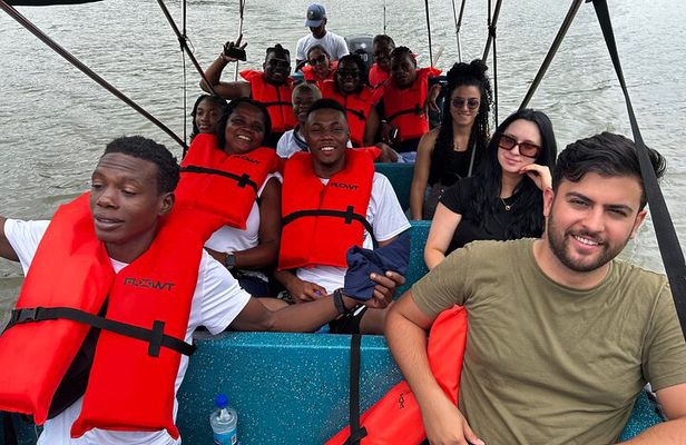 Guided boat tour on the Panama Canal and visit the wildlife