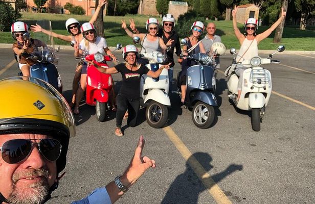 English: Vespa Tour Rome- Experience like a Roman