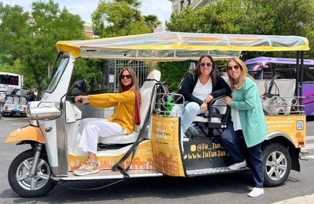 Panoramic tour with private guide in yellow tuk tuk