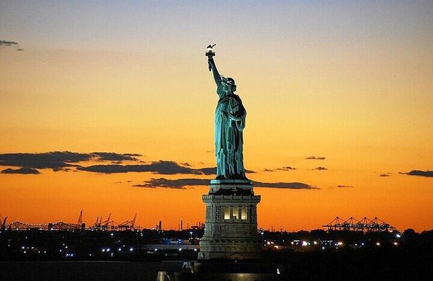 Statue of Liberty and Ellis Island Sunset Cruise in New York Shared Tour