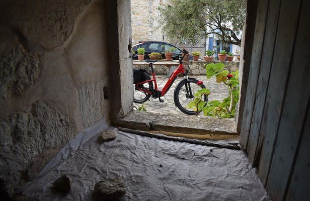 e-bike tour in Crete with guide and stroryteller Soulouksina