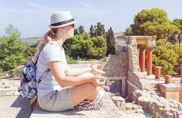 Private Historical Tour of Knossos Palace with Lunch and Wine