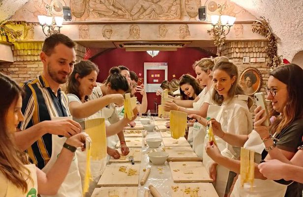 Pasta Cooking Class in Rome: Make Fettuccine & Tiramisu with Wine