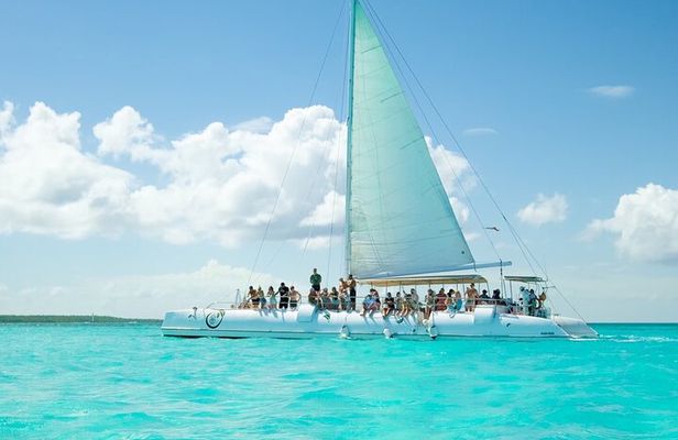 Saona Island Caramaran Adventure from Punta Cana With Lunch