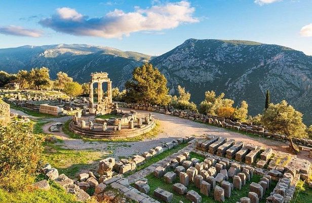 Delphi & Arachova: Sacred Ruins & Alpine Beauty