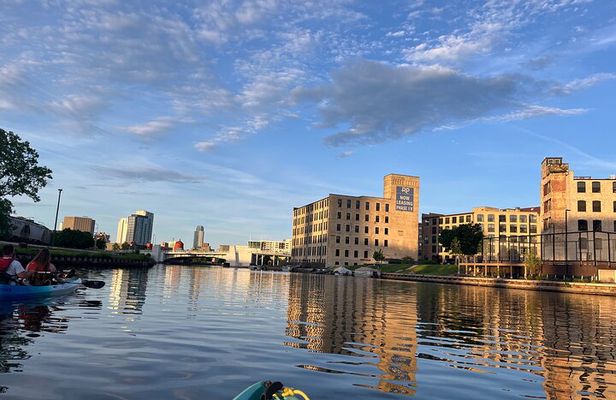 Small Group Kayak Tour of Skyline in Milwaukee