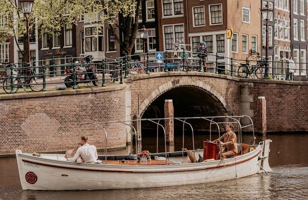 Amsterdam: Private Canal Cruise with Prosecco and Dutch Snacks