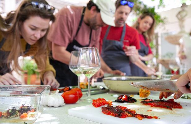 Valencian Paella Cooking Class in an Early 20th Century Villa