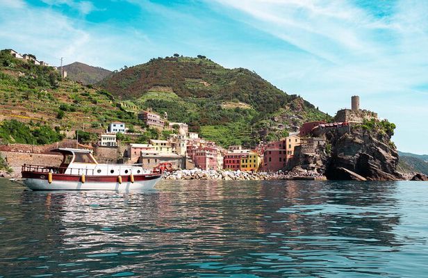8 Hours Cinque Terre with Lunch on Boat in Spezia