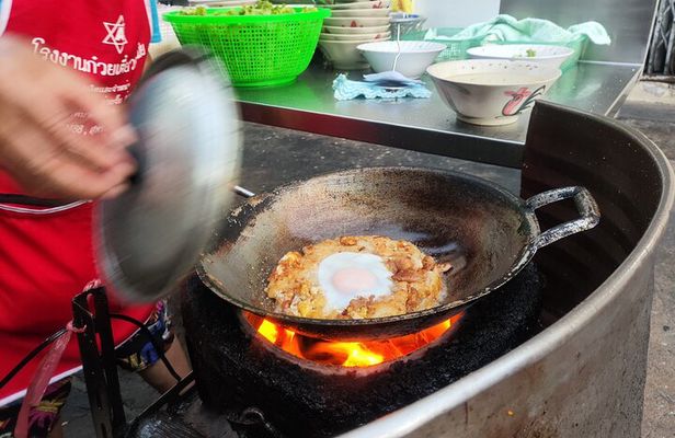 Bangkok Street Food Tour with Hotel Pick-up & Dinner
