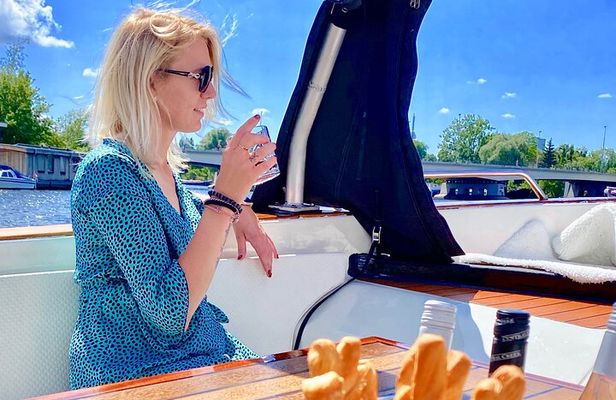 Amsterdam Small-Group Breakfast Morning Cruise