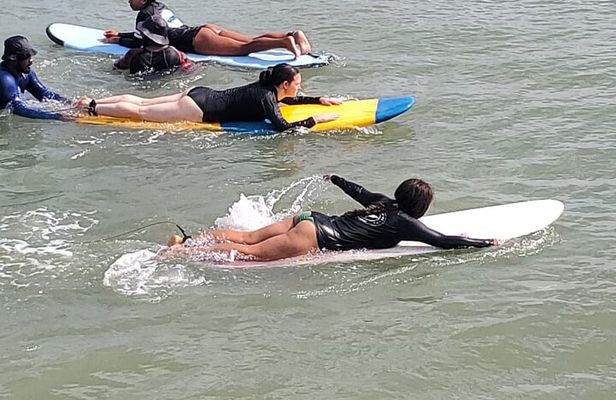 Learn to Surf with Expert Instructors – SurfandStays.com