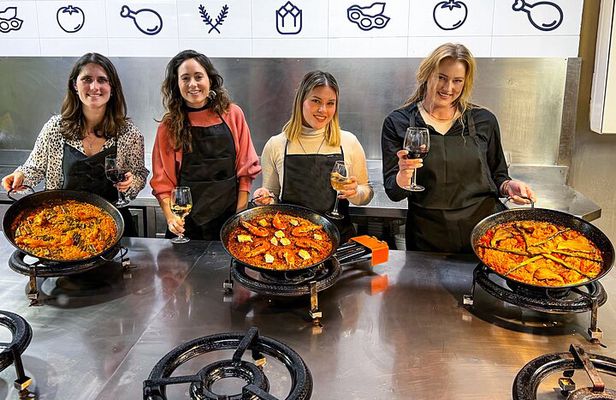 Paella Cooking Class, Wine Tasting & Central Market in Valencia