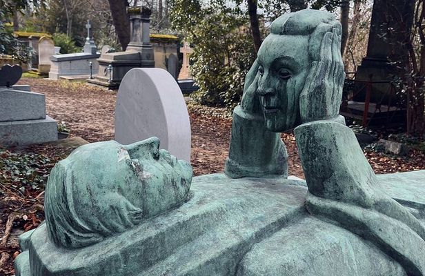 Who Killed Victor ? Inquiry at the Père Lachaise Cemetery