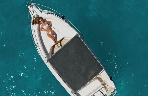 Private Luxury 6.5m 140hp Speedboat cruise Shipwreck & Blue Caves
