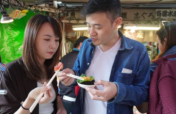 Small Group Food Tour in Tsukiji Market