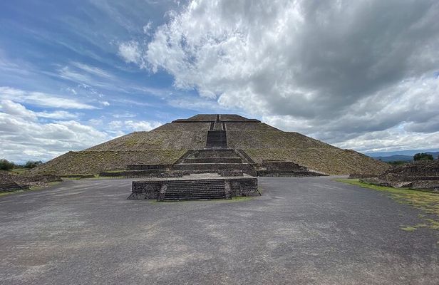 Private Tour with Archaeologist and VR Experience at Teotihuacan