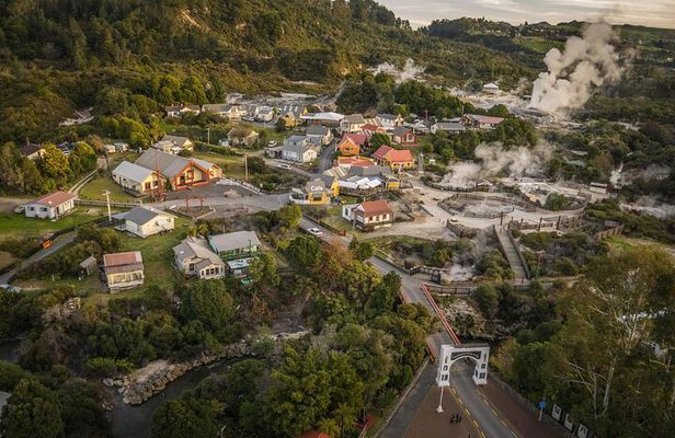 From Auckland: Hobbiton & Rotorua Māori Village with Hangi Lunch