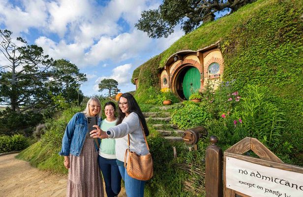Hobbiton and Waitomo Caves Small Tour from Auckland