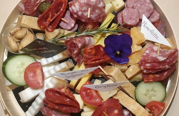Visit and tasting of wines and cheese and charcuterie platter