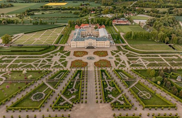 Riga to Vilnius Private Sightseeing Tour