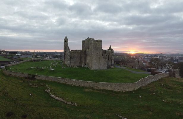 Private Tour: Discover Rock of Cashel & Cahir Castle from Cork
